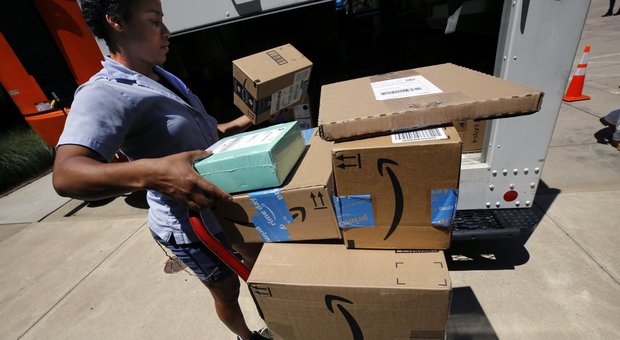 Amazon, multa da 300mila euro dall'Agcom: «Svolge attività postale senza permesso»