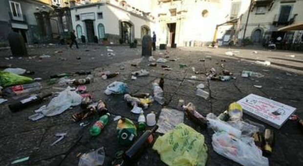 Napoli, degrado ed incuria in centro; Lega: «Restituiamo dignità alla città»