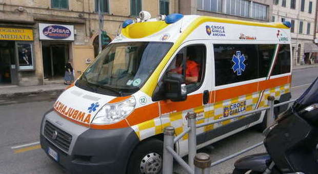 Ancona, ritira i biglietti in agenzia e si accascia, paura per un turista