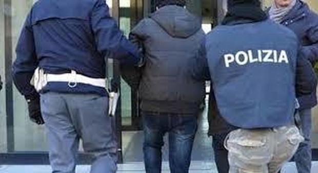 Pedinati per una giornata, cercavano di far espatriare 2 turchi: arrestati