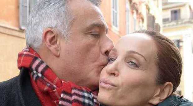 Baci di Natale, Marrazzo e la fidanzata Patrizia fanno i regali a piazza di Spagna
