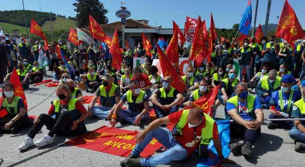 Vertenza Elica, pronto un pacchetto di 16 ore di sciopero: «In fabbrica una bomba sociale»