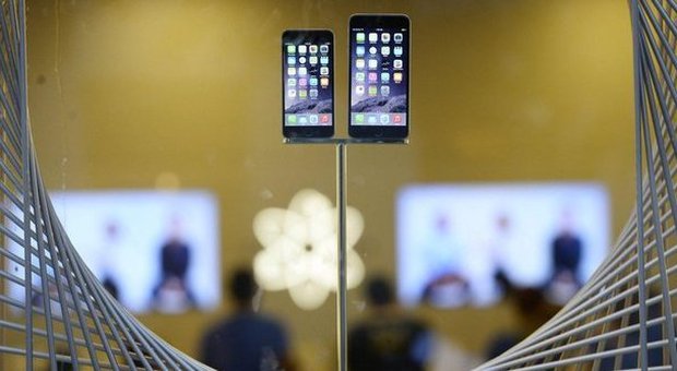 Ecco quanto sono resistenti i nuovi iPhone: in un video le “torture” per metterli alla prova