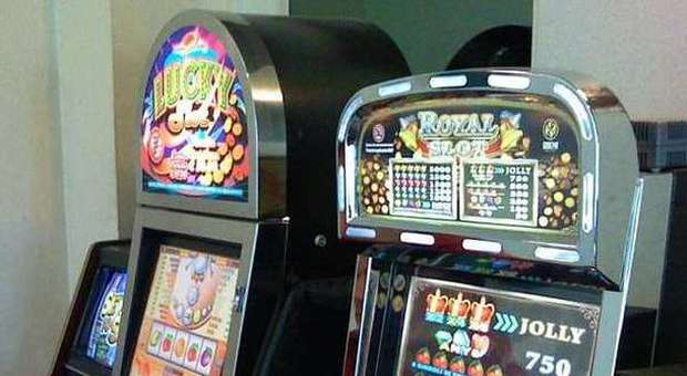 Slot machine, il sindaco di Anacapri vuole ​vietarle su tutta l'isola: pronto un referendum