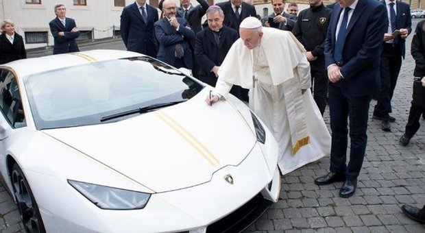 All'asta la Lamborghini Huracane donata al Papa: i 900mila euro andranno alle donne vittime della tratta