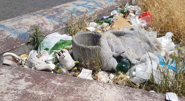 Napoli: la discarica di piazza Principe Umberto, tra aiuole rinsecchite e cumuli di bottiglie