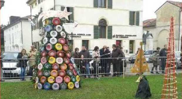 In piazza spunta l'albero delle tasse: Godego festeggia Natale con ironia