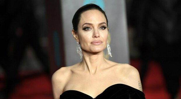 Angelina Jolie scappa da Hollywood: «Posto malsano. Prima del divorzio da Brad Pitt ho avuto la paralisi di Bell, non posso più vivere così»