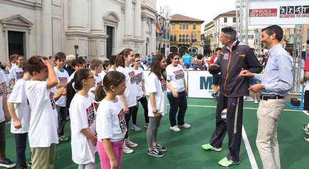 Il pallavolista Lucchetta col sindaco Poletto e un gruppo di ragazzi