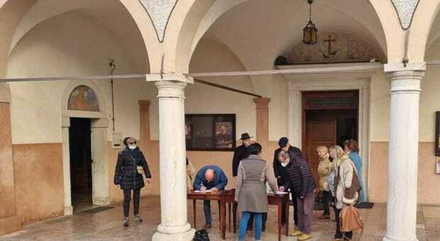 Banchetti per raccolta firme davanti a Sebastiano. Il convento dei frati cappuccini può chiudere in breve
