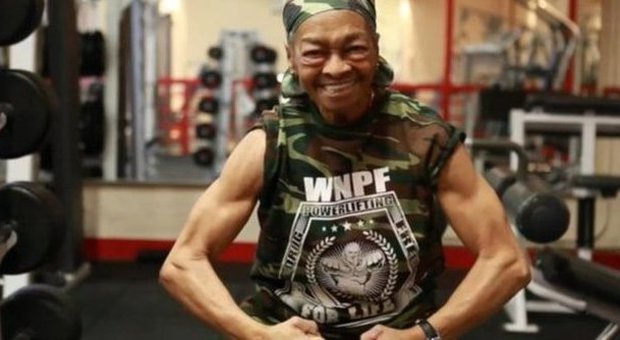 A 77 anni solleva il doppio del suo peso: Willie Murphy è la nonna più forzuta del mondo