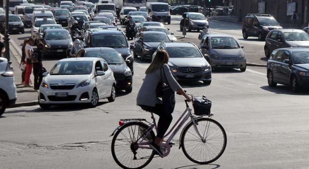 Codice della Strada, nel nuovo testo sì alle bici contromano e niente fumo in auto