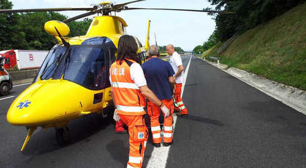 Un elicottero interviene per soccorrere i feriti in strada