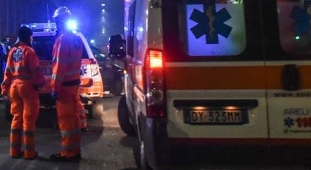 Napoli, piomba con la moto sui pedoni alla fermata del bus: due morti e tre feriti