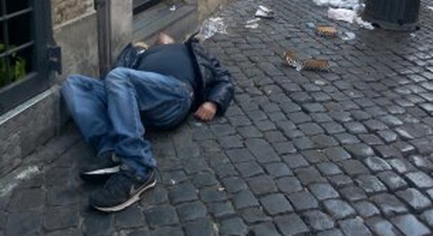 Roma, degrado a Trastevere: ubriaco dorme nella spazzatura