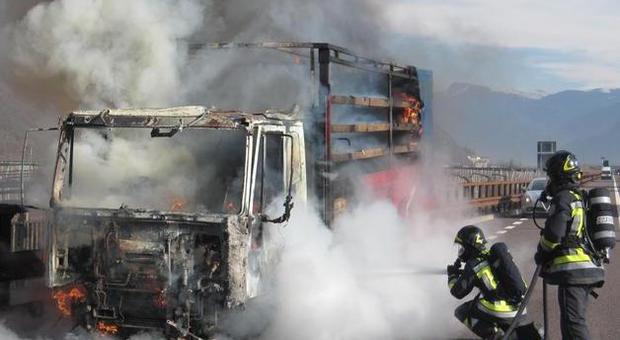 A4, camion in fiamme: chiusi l'autostrada e lo svincolo di Redipuglia