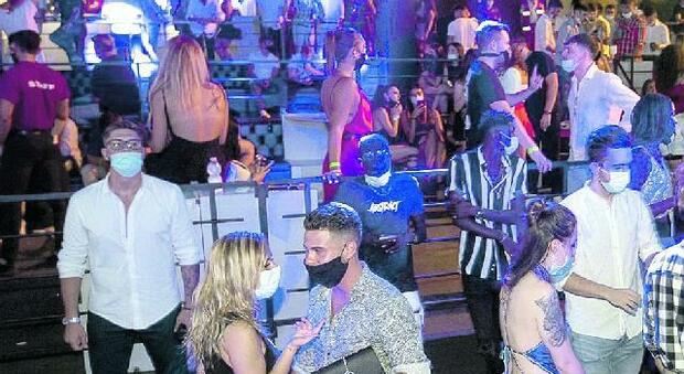 Capodanno, feste annullate e caccia ai party clandestini: si potrà andare in discoteca?