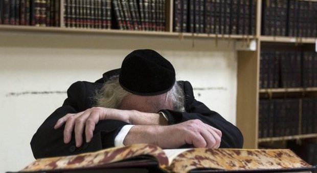 Gerusalemme, strage in sinagoga: 4 fedeli uccisi con asce e pistole. Morti i due terroristi. Netanyahu: siamo sotto attacco