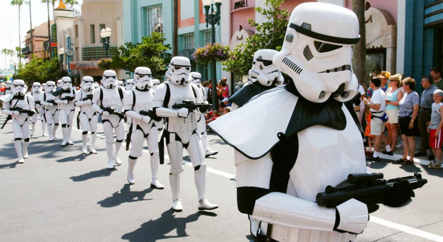 Disney, Star Wars sostituisce il Far West nei parchi a tema: il western non piace più