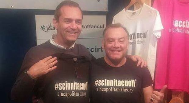 «Scinnitacuoll»: il sindaco de Magistris con la tshirt della "Filosofia napoletana"