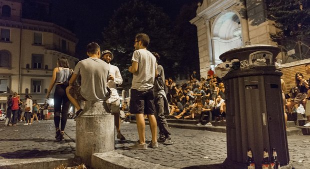 Roma, movida violenta, minorenni ubriachi e a torso nudo aggrediscono coetanei e molestano ragazza