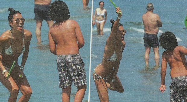 Elisabetta Gregoraci, giochi in spiaggia con Nathan Falco