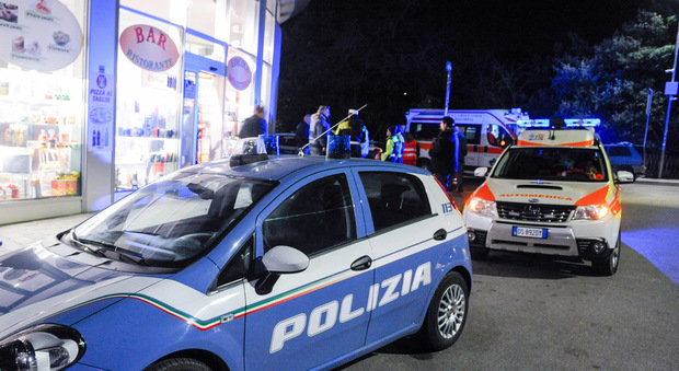 Polizia e 118 sul posto in piazza Pizzarello a Macerata