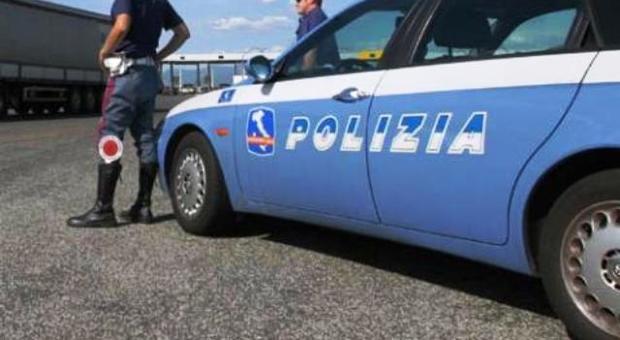 Napoli, la polizia salva un uomo di 33 anni che vagava in autostrada