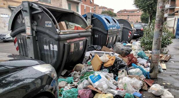 Emergenza rifiuti a Roma, l'Ama si mobilita: 300 nuovi netturbini in arrivo dagli uffici
