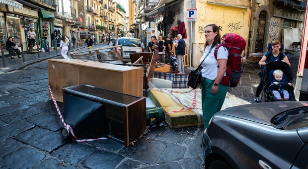 Degrado a Napoli, il salotto abbandonato nei vicoli visitati dai turisti: ecco le fotografie della vergogna