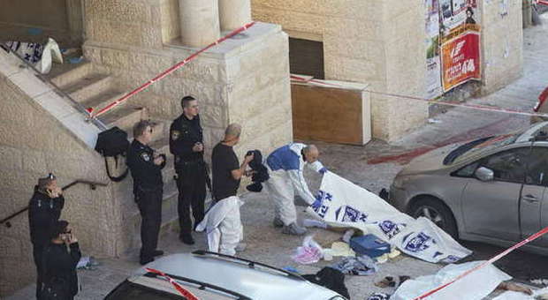 Gerusalemme, i corpi sull'asfalto in Sinagoga