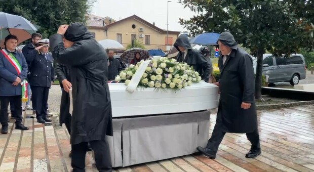 https://statics.cedscdn.it/photos/MED/24/87/8392487_03162450_sofia_gambato_funerale_scout_campodarsego.jpg