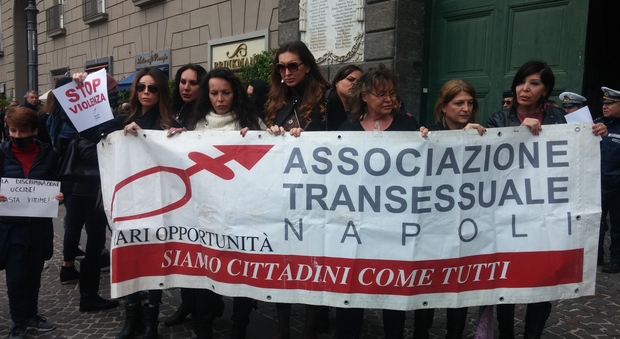 Sit in delle trans davanti al Comune di Napoli: «Rischiamo la morte ogni giorno»