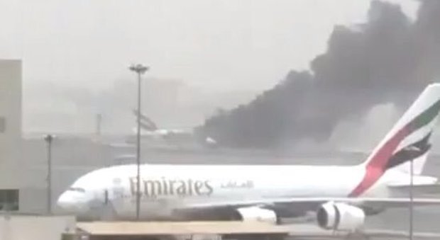 Dubai, atterraggio di emergenza aereo in fiamme all'aeroporto