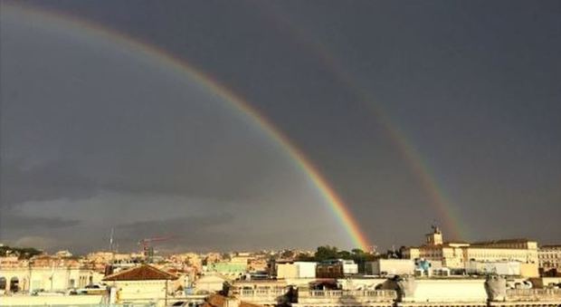 Roma, dopo l'acquazzone l'arcobaleno: le foto invadono i social