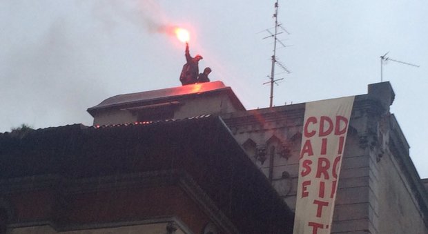Polizia sgombera la casa occupata dal centro sociale, attivisti sul tetto
