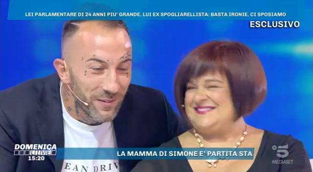 Stefania Pezzopane (Pd) e l'ex gieffino Simone Coccia si sposano: annuncio in diretta tv