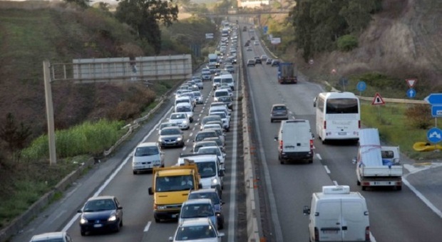Roma, incidente sulla Pontina: code e strada chiusa all'altezza del km 50