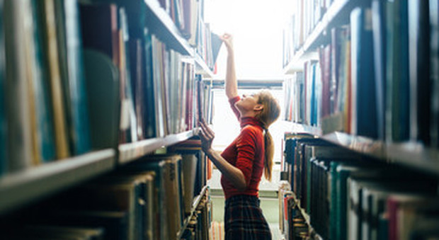 Le donne superano gli uomini nelle letture e nelle biblioteche