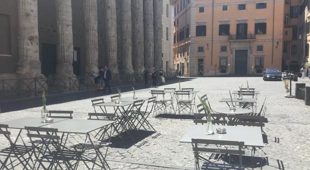 Roma, tavolini su pedane e parcheggi. Centro e periferia già invasi