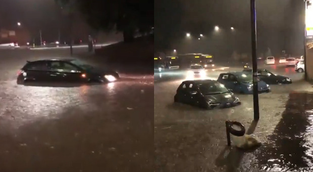 Maltempo a Roma, auto sommerse dall'acqua. Il video su Twitter: «Vi avanza una gondola?»