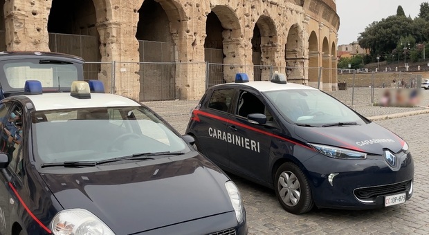 Roma, l'assedio degli ambulanti al Colosseo: 8 cittadini del Bangladesh denunciati. Maxi multa da oltre 44mila euro