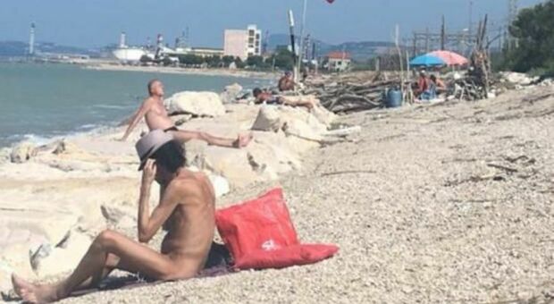 Nudisti in spiaggia, i residenti protestano: ecco la zona dove le polemiche si infuocano