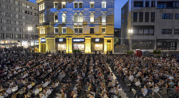 Un concerto in piazza XX Settembre a Pordenone