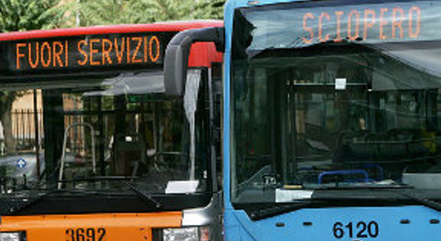 Atac, blitz dell'assessore Meleo nella rimessa di Portonaccio: «Entro marzo 150 nuovi bus»
