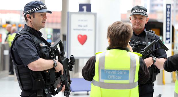 Controlli della polizia alla stazione Victoria di Manchester