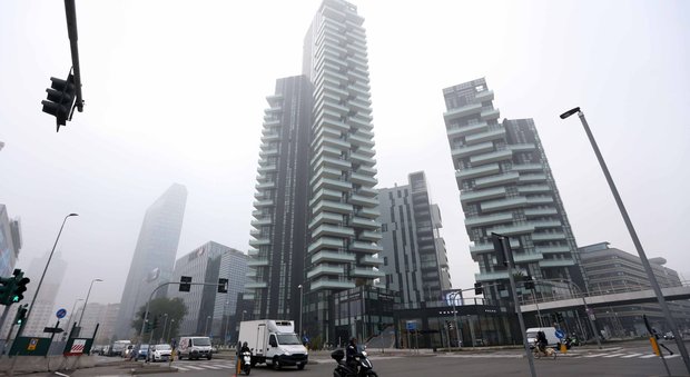 Una veduta dei grattacieli di Porta Nuova avvolti da una cappa di smog
