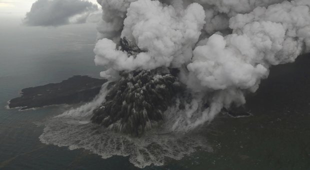 Indonesia, il Krakatoa erutta ancora: si teme nuovo Tsunami