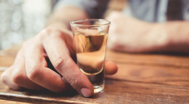 «Beve troppo»: moglie chiude il marito alcolista in un capannone e lo ritrova morto