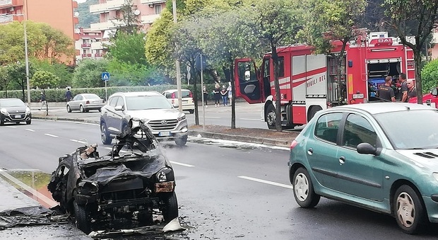 Minicar in fiamme a Battipaglia: due ragazzi salvi in extremis